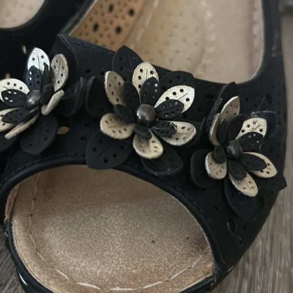 Alexis Leroy Wedge Heel Cut-Out Peep Toe Slingback Women's Sandals. Size 8.5 - Picture 4 of 6